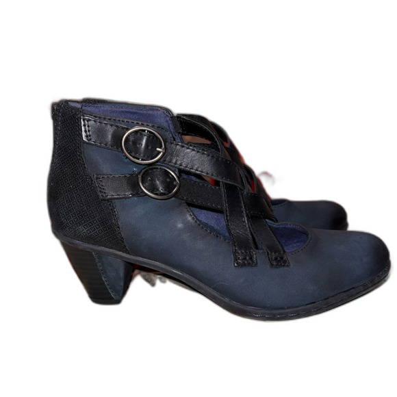 Earth heeled navy leather bootie. Criss cross buckle size 8 2.5” heel - Picture 6 of 9